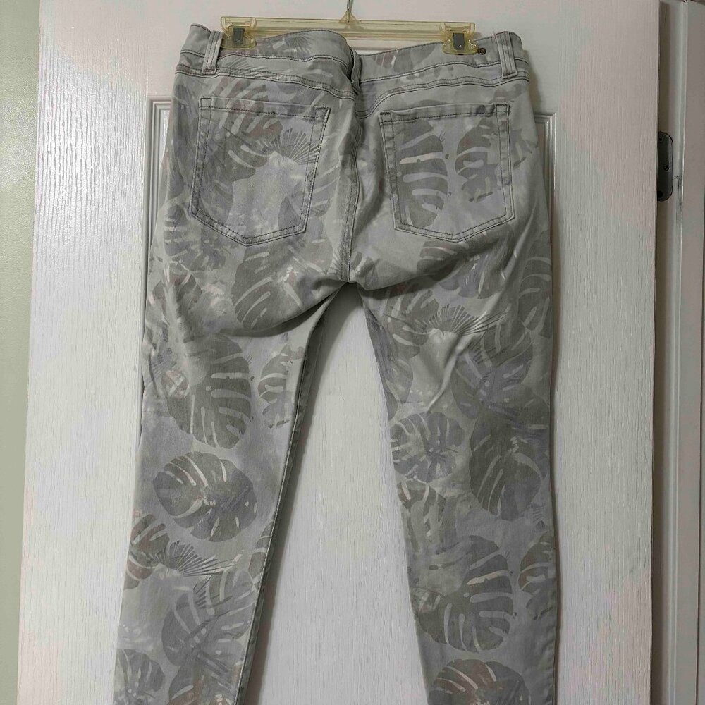 CAbi Women's Skinny Jeans in Light Gray Palm Print - Picture 5 of 5